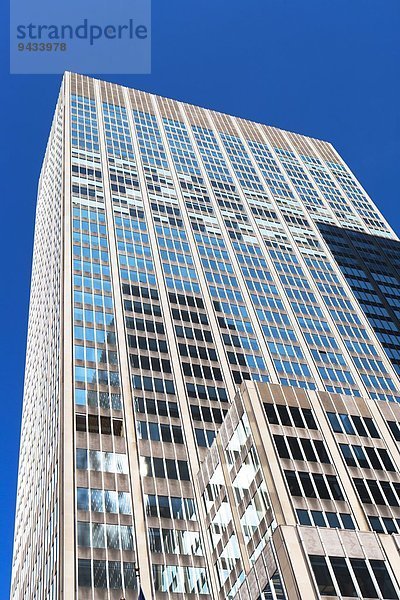 Flachwinkelansicht des Bürogebäudes im Financial District  Manhattan  New York  USA