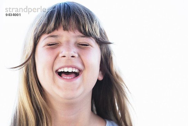 Nahaufnahme Porträt eines lachenden Mädchens mit geschlossenen Augen