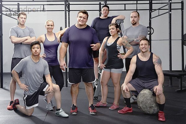 Porträt von acht crossfit-Kollegen im Fitnessstudio