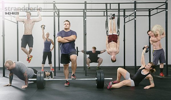 Porträt von acht männlichen und weiblichen Crossfit-Kollegen  die im Fitnessstudio tätig sind.