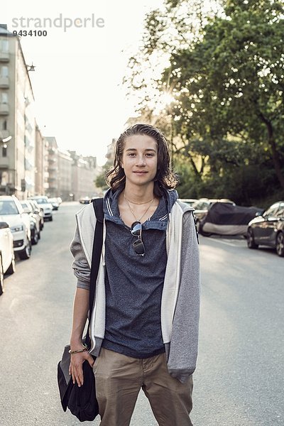 Porträt selbstbewusster Gymnasiast auf der Stadtstraße