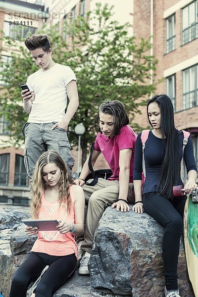 Gymnasiasten nutzen Technologien auf dem Schulhof