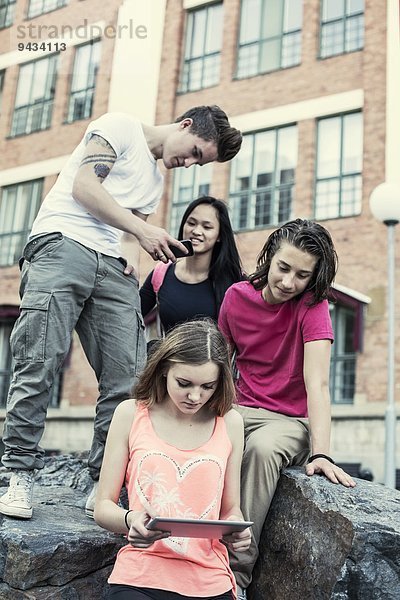 Gymnasiasten  die auf dem Schulhof Technologien am Fels einsetzen