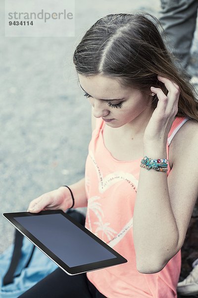 High-Winkel-Ansicht der Schülerin mit digitalem Tablett im Freien