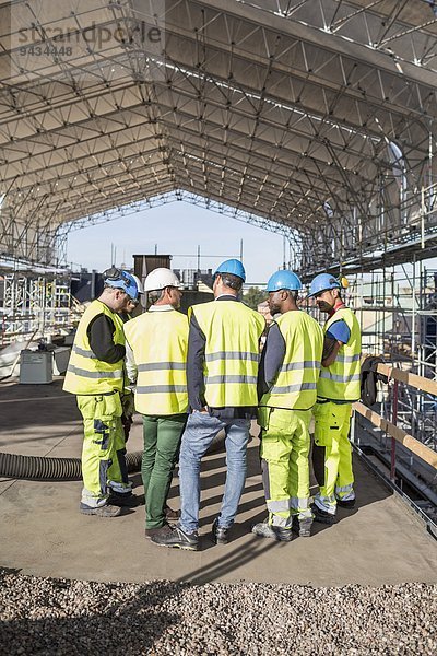 Rückansicht der Bauarbeiter auf der Baustelle