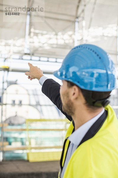 Seitenansicht des Architekten auf der Baustelle