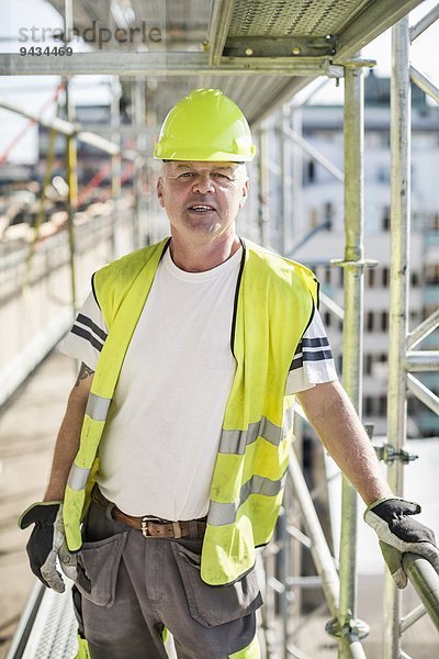 Porträt eines selbstbewussten Bauarbeiters auf der Baustelle