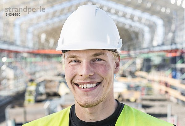 Porträt eines glücklichen Arbeiters auf der Baustelle