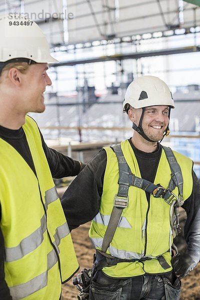 Lächelnde Bauarbeiter auf der Baustelle
