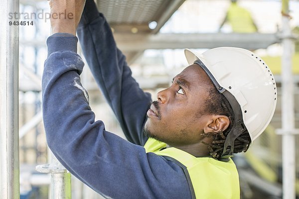 Seitenansicht des Arbeiters auf der Baustelle