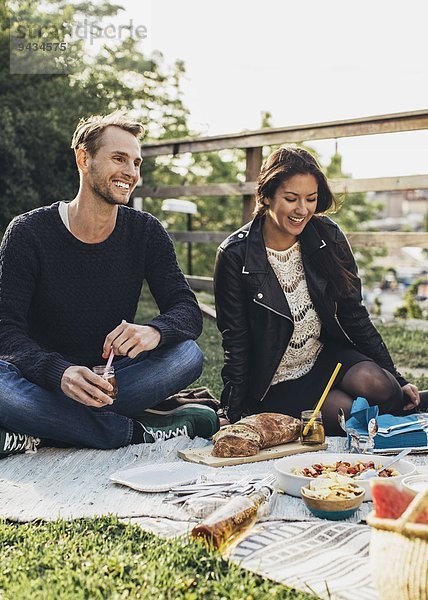 Glückliche Freunde genießen Dachparty