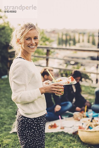 Seitenansicht Porträt einer glücklichen Frau beim Frühstücken auf dem Dach