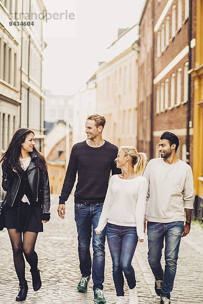 Multikulturelle Freunde  die auf der Straße spazieren gehen.