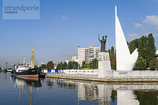 Denkmal für die Fischer und Statue Nikolaus  Kaliningrad  Oblast Kaliningrad  Russland  Eurasien