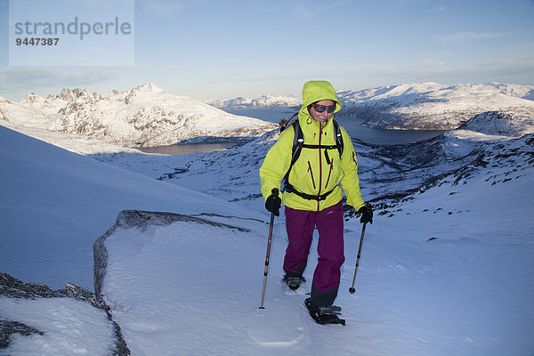 Schneeschuhgeher am Durmalstinden  Kvaloya  Tromsø  Troms  Norwegen  Europa