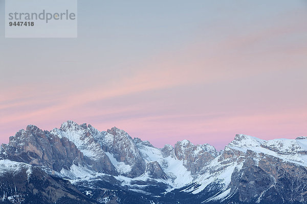 Abendrot über den Geislerspitzen im Winter  Saltria  Südtirol  Italien  Europa