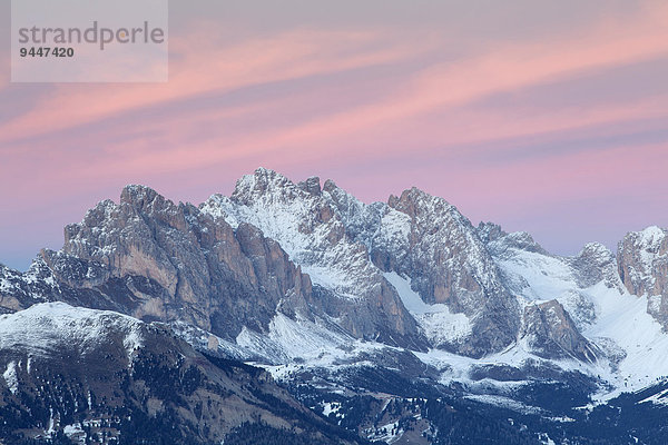 Abendrot über den Geislerspitzen im Winter  Saltria  Südtirol  Italien  Europa