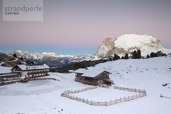 Abendrot über Plattkofel und Mahlknechthütte im Winter  Saltria  Südtirol  Italien  Europa