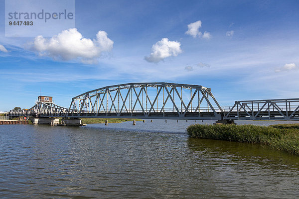 Meiningenbrücke  Meiningenstrom  stählerne Drehbrücke zwischen Halbinsel Zingst und Festland  bei Bresewitz  Mecklenburg-Vorpommern  Deutschland  Europa