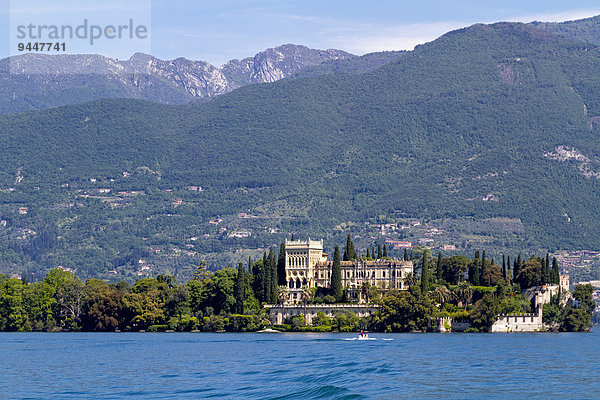 Isola del Garda mit der Villa Borghese-Cavazza  Gardainsel  Gardasee  Oberitalien  Italien  Europa