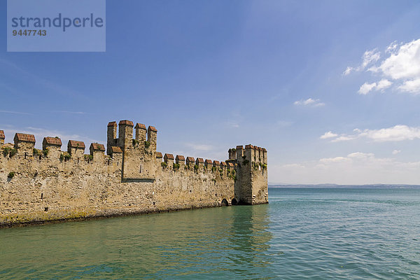 Ringmauer der Scaligerburg Castello Scaligero  Gardasee  Sirmione  Provinz Brescia  Lombardei  Italien  Europa
