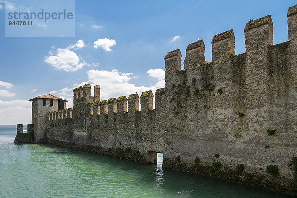 Ringmauer der Scaligerburg Castello Scaligero  Gardasee  Sirmione  Provinz Brescia  Lombardei  Italien  Europa