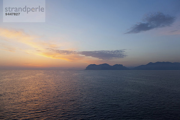 Sonnenaufgang über dem Tyrrhenischen Meer an der Nordküste  Sizilien  Italien  Europa