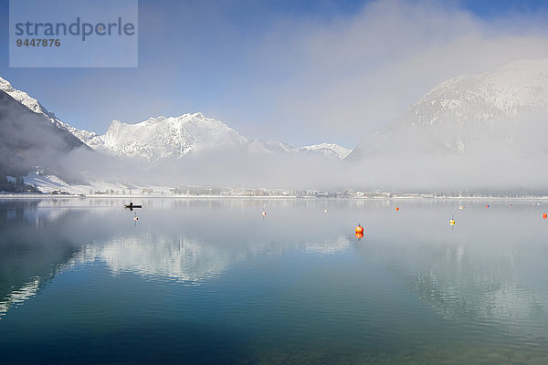 Achensee im Winter  hinten Pertisau und das Karwendelgebirge  Maurach  Tirol  Österreich  Europa
