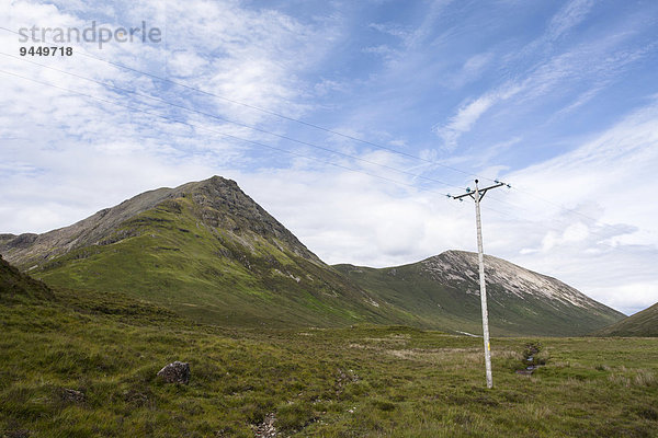 Telegrafenmast und Leitungen mit den Bergen Belig und Glas Bheinn Mhor hinten  Strathaird  Isle of Skye  Schottland  Großbritannien  Europa