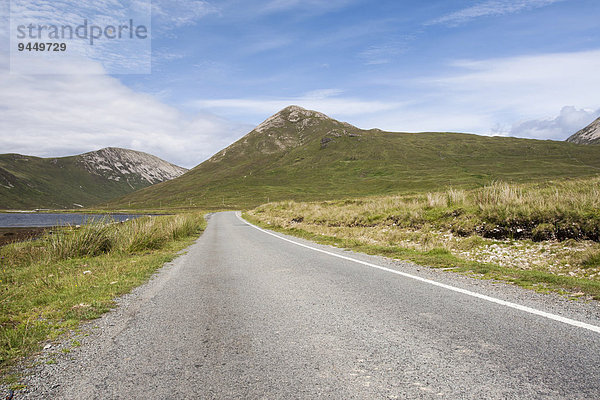 Landstraße B8083 mit Beinn na Cro hinten  Strathaird  Isle of Skye  Schottland  Großbritannien  Europa