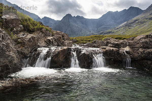 Wasserfall an den Fairy Pools im Tal Glen Brittle mit den Cuillin Hills hinten  Isle of Skye  Schottland  Großbritannien  Europa