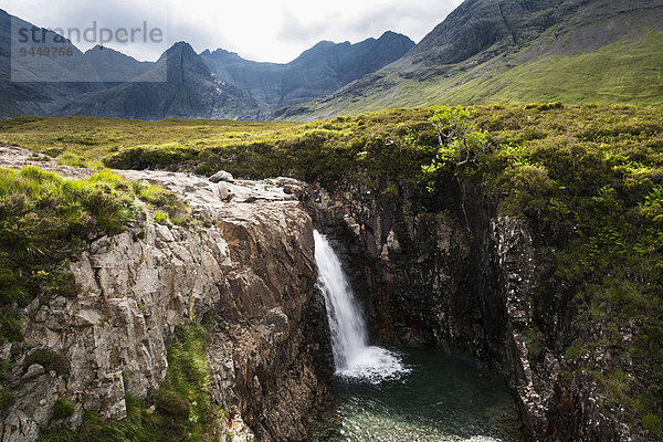 Wasserfall an den Fairy Pools im Tal Glen Brittle mit den Cuillin Hills hinten  Isle of Skye  Schottland  Großbritannien  Europa