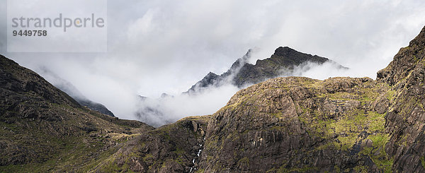 Wasserfall Allt a' Chaoich  hinten die Gipfel von Sgurr Dubh Beag und Sgurr Dubh Morr der Cuillin Hills  Isle of Skye  Schottland  Großbritannien  Europa