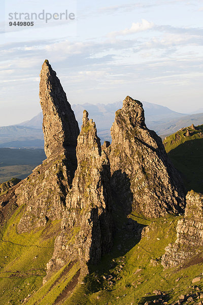 'Felsnadel ''Old Man of Storr'' und mit umliegenden Felsspitzen in der Morgendämmerung  Cuilin Ridge hinten  Isle of Skye  Schottland  Großbritannien  Europa'