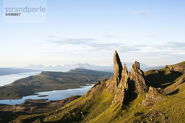 'Felsnadel ''Old Man of Storr'' und mit umliegenden Felsspitzen am frühen Morgen  Cuilin Ridge hinten  Isle of Skye  Schottland  Großbritannien  Europa'