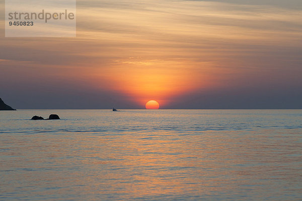 Tropischer Sonnenuntergang von der Insel Ko Lipe  Nationalpark Tarutao  Meeres-Nationalpark  Provinz Satun  Thailand  Asien