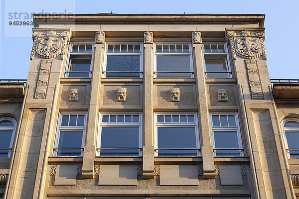 Kaisergalerie  denkmalgeschütztes Gebäude von 1909  renoviert  Fassade mit Kaiserkronen  Figuren und Ornamenten  Große Bleichen  Hamburg  Deutschland  Europa
