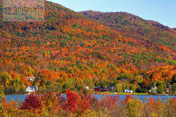 Lac Bromont im Herbst  Bromont  Eastern Townships  Québec  Kanada  Nordamerika