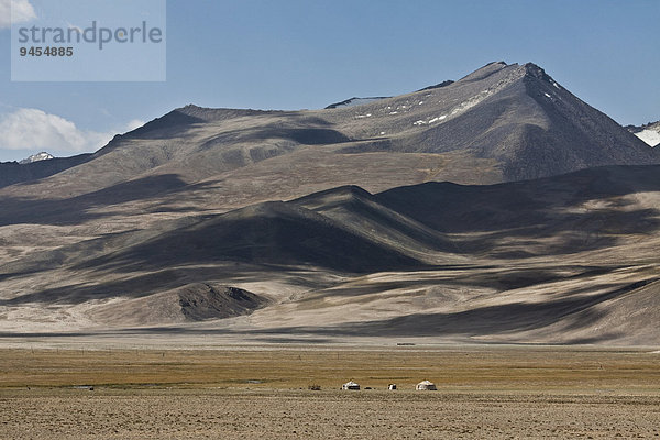 Jurte am Pamir Highway M41  dahinter das Pamir-Gebirge  Autonome Provinz Berg-Badachschan  Tadschikistan  Asien