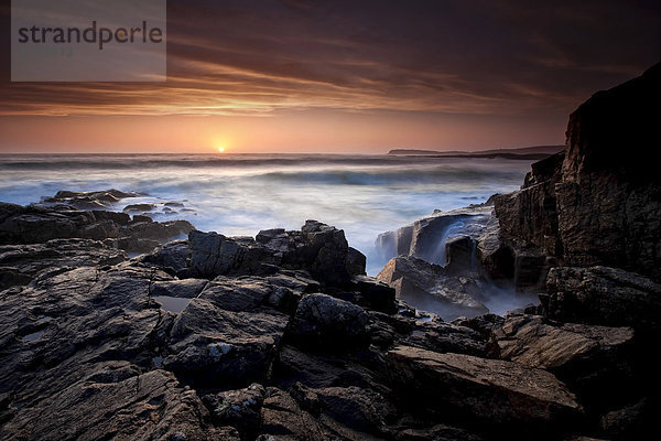 Wellen bei Flut und Sonnenuntergang  Isle of Barra  Äußere Hebriden  Schottland  Großbritannien  Europa