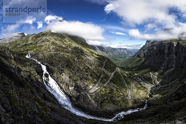 Wasserfall mit Serpentinenkurven des Trollstigen  Trollstigen-Passstraße  Trollsteig  bei Andalsnes  More og Romsdal  Vestland  Norwegen  Europa