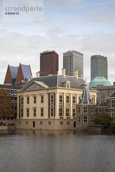 Museum Mauritshuis am Binnenhof mit Hochhäusern  Den Haag  Holland  Niederlande  Europa