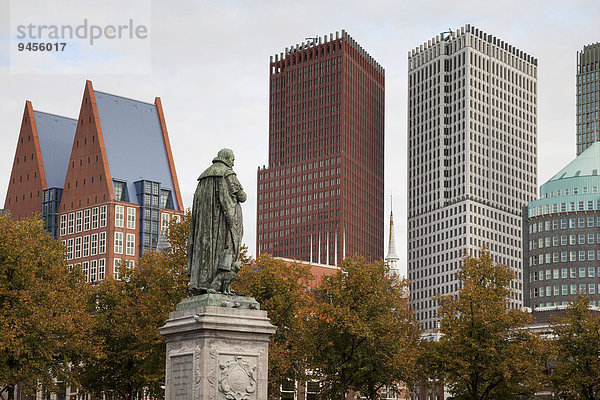 Der Platz Het Plein mit der Statue Willem von Oranje  dahinter Hochhäuser  Den Haag  Holland  Niederlande  Europa