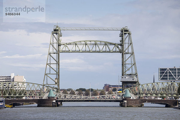 Ehemalige Eisenbahnbrücke und Industriedenkmal De Hef  Fluss Nieuwe Maas  Rotterdam  Holland  Niederlande  Europa