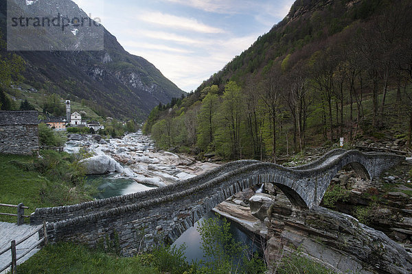 Ponte dei Salti  17. Jhdt.  am Fluss Verzasca  Lavertezzo  Verzascatal  Tessin  Schweiz  Europa