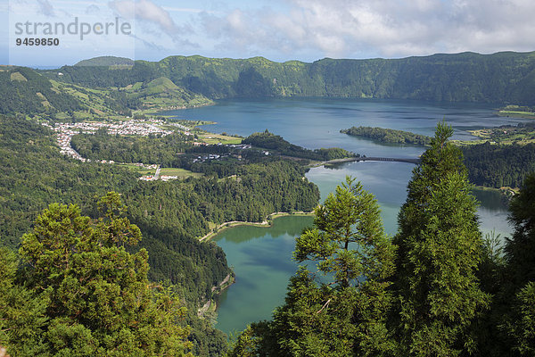 Lagoa Verde und Lagoa Azul  Caldeira das Sete Cidades  Sao Miguel  Azoren  Portugal  Europa