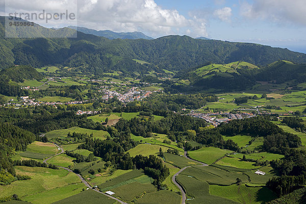 Ausblick vom Aussichtspunkt Pico do Ferro auf das Tal von Furnas  Furnas  Sao Miguel  Azoren  Portugal  Europa