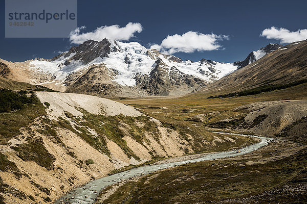 Fluss vor Bergen mit Gletschern  Sierra de las Vacas  Patagonien  Argentinien  Südamerika