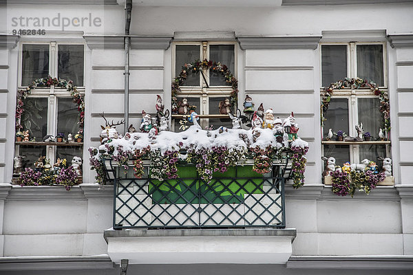 Weihnachts-Kitsch am Fenster  Berlin  Deutschland  Europa