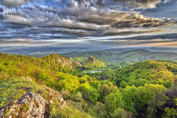 Burg Vr?atec im Naturreservat Vr?atské Felsen  Ausblick from Chmelova-Hügel  Landschaftsschutzgebiet Biele Karpaty  Weiße Karpaten  Okres Ilava  Okres Tren?ín  Slowakei  Europa